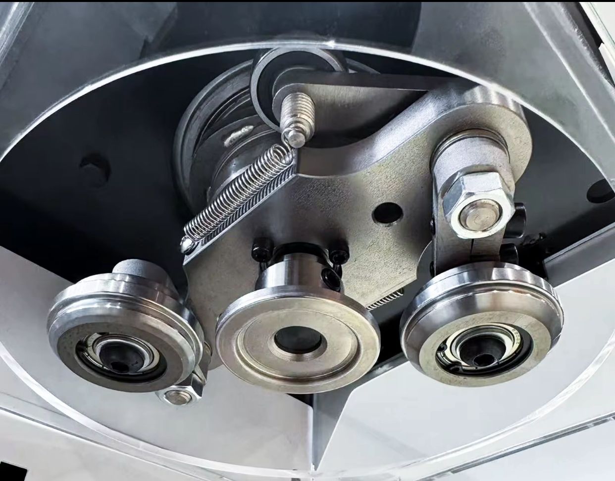 Műanyag dobozok lezáró gépe, fekete